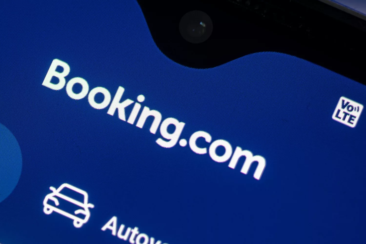 Um dispositivo com a aplicação Booking aberta, a plataforma que está a sofrer uma onda de burlas / FABIAN SOMMER - DPA