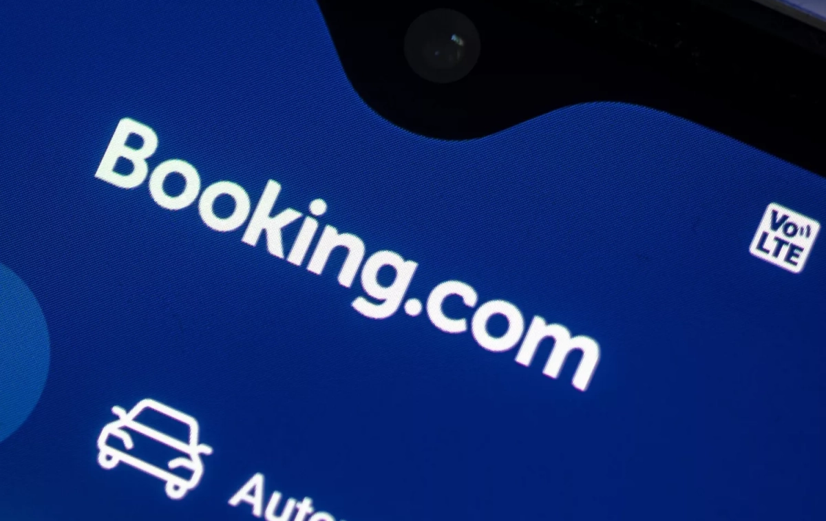 Un dispositivo con la aplicación de Booking abierta / FABIAN SOMMER - DPA