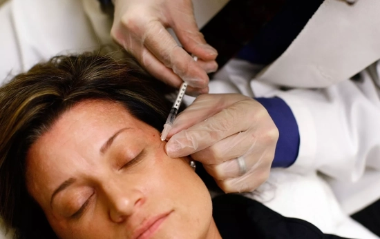 Una persona que se somete a un tratamiento de medicina estética / EP Una persona que se somete a un tratamiento de medicina estética / EP