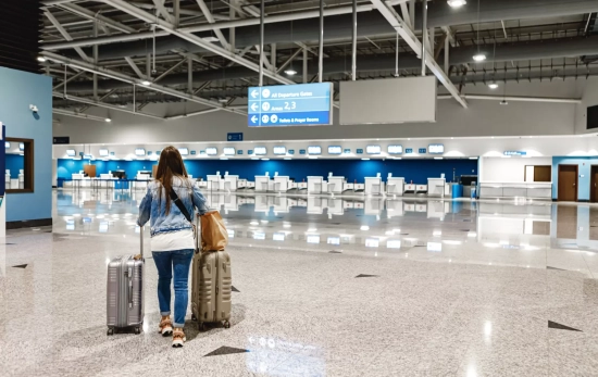 Una persona con su maleta en un aeropuerto antes de coger un avión / FREEPIK - FABRICASIMF Una persona con su maleta en un aeropuerto antes de coger un avión / FREEPIK - FABRICASIMF