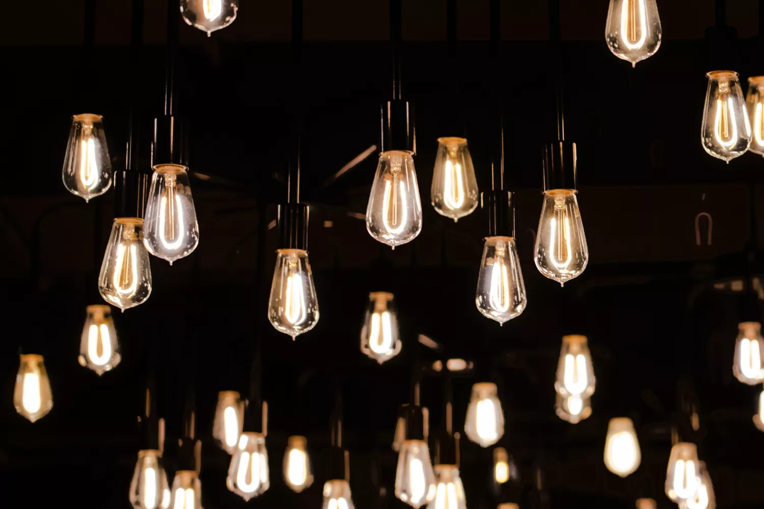 Varias bombillas emiten luz / UNSPLASH Varias bombillas emiten luz / UNSPLASH
