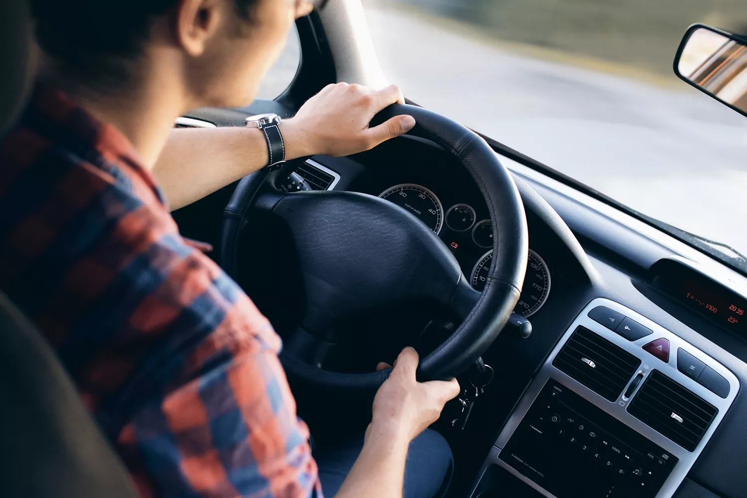 Un chico al volante de uno de los coches eléctricos más nuevos / PEXELS