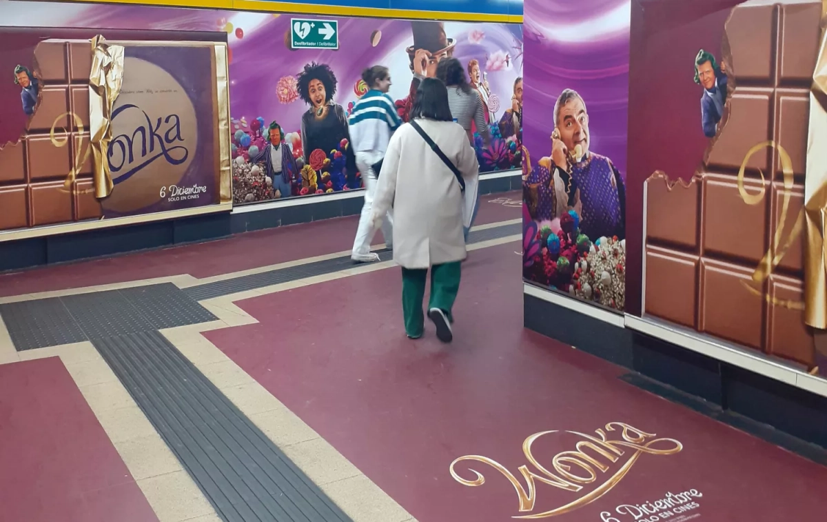 Varias personas en el metro de Callao, donde está la publicidad de Wonka / CG