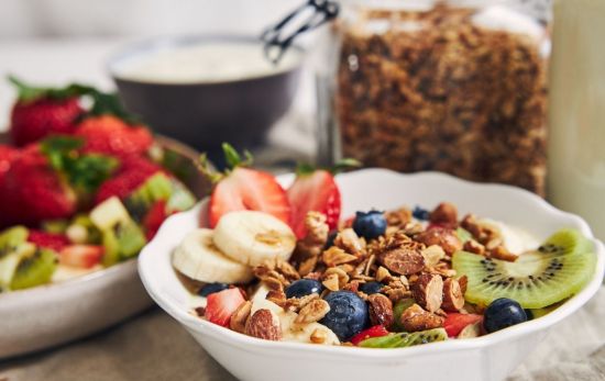 Un bol de cereales con fruta  y avena/ FREEPIK