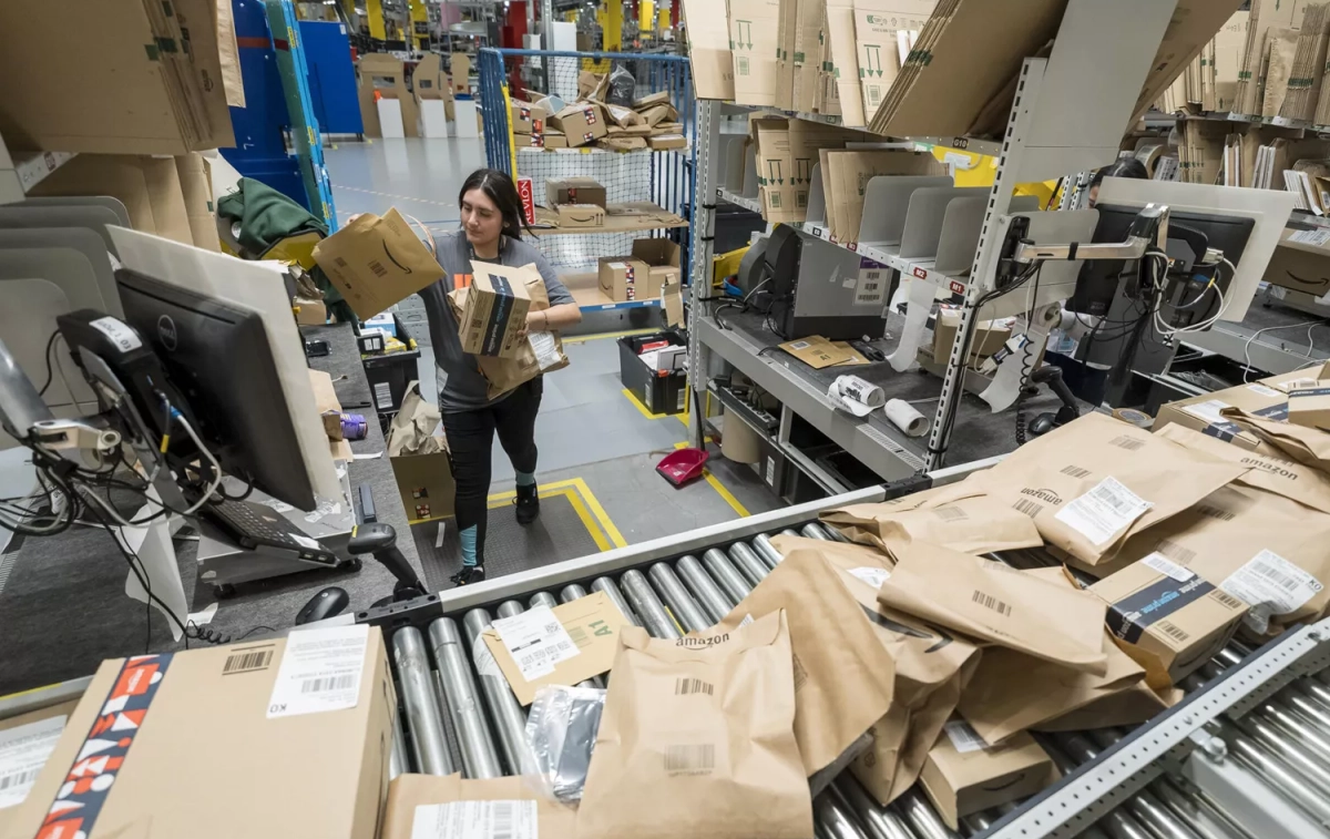 Una empleada manipula paquetes de Amazon / EFE