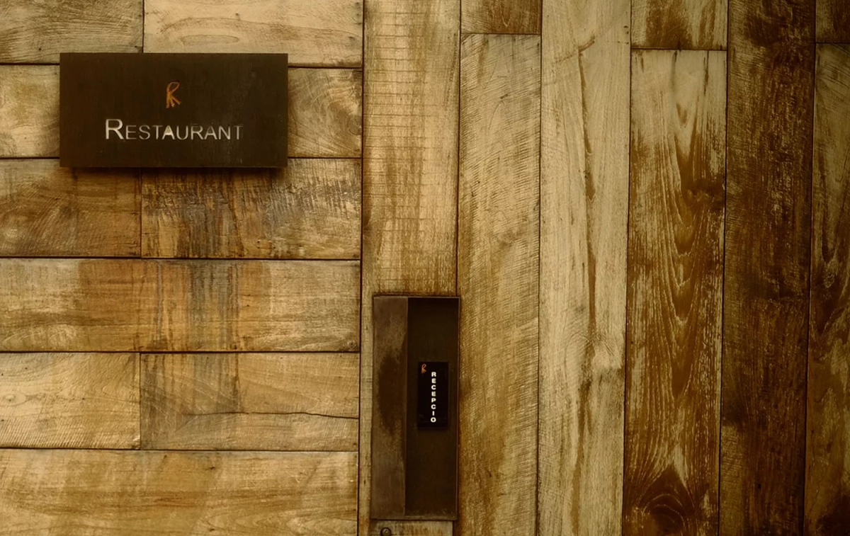 La puerta de entrada al restaurante El celler de can Roca / ECCR La puerta de entrada al restaurante El celler de can Roca / ECCR