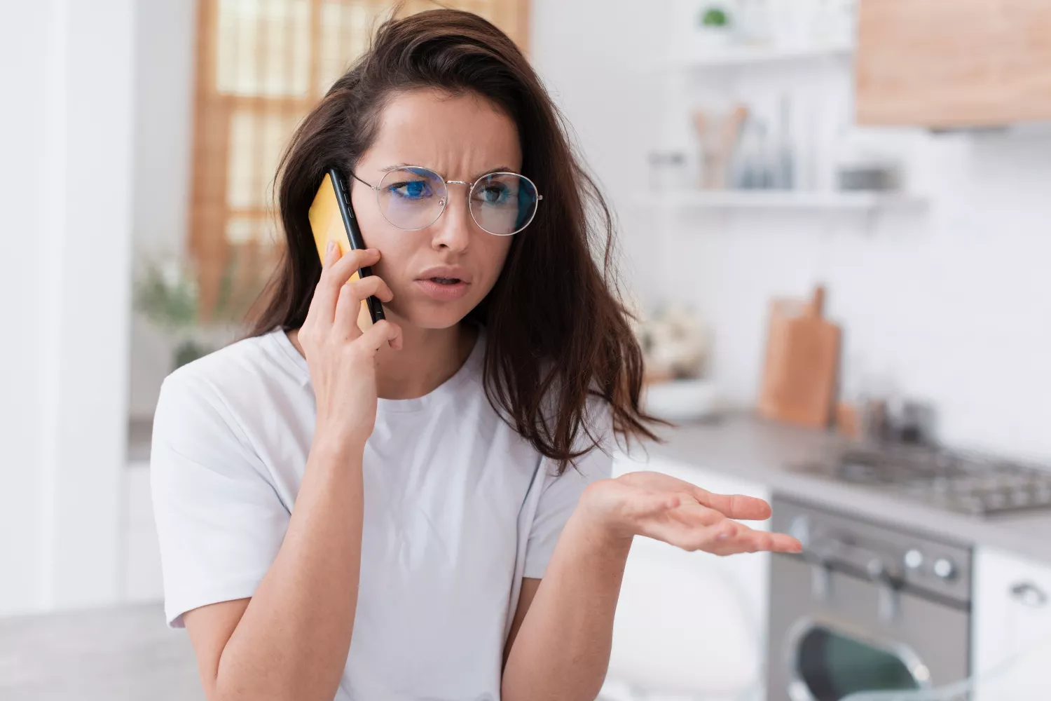 Una mujer se da de baja en su operadora de telefonía / FREEPIK Una mujer se da de baja en su operadora de telefonía / FREEPIK