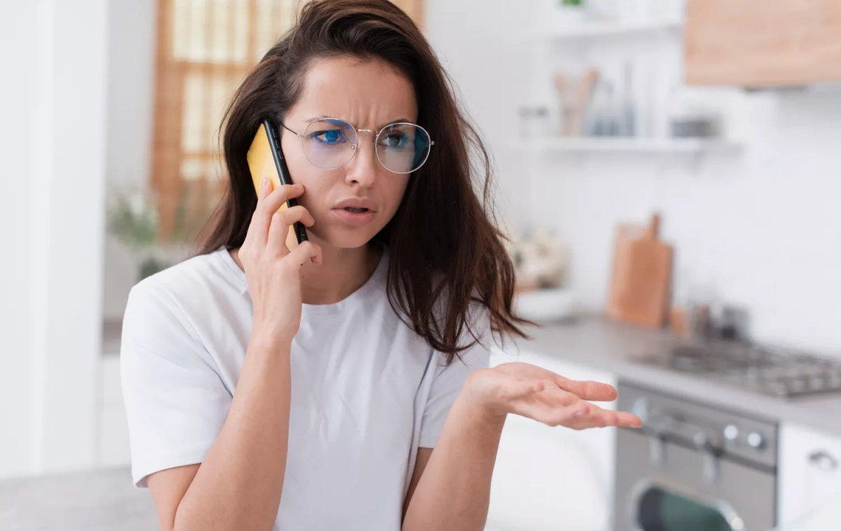 Una mujer intenta darse de baja de Simyo de forma telefónica / FREEPIK