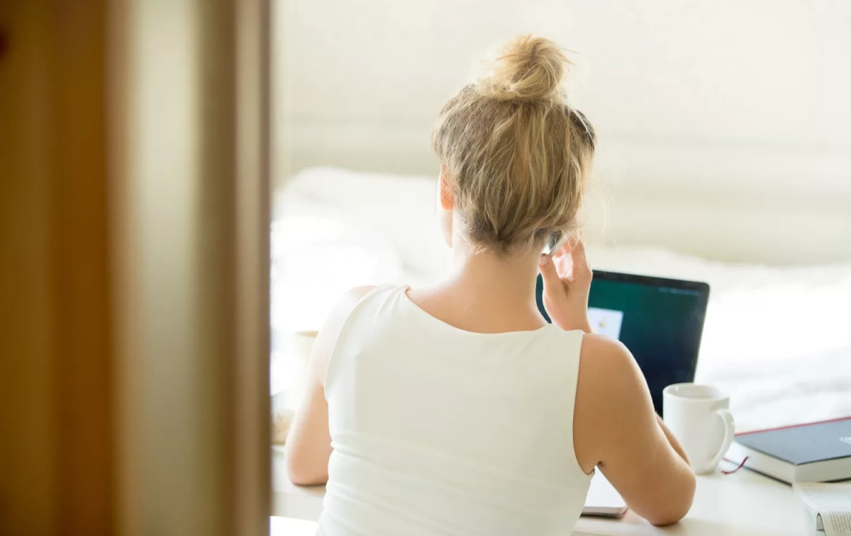 Una mujer habla por teléfono / FREEPIK - @yanalya