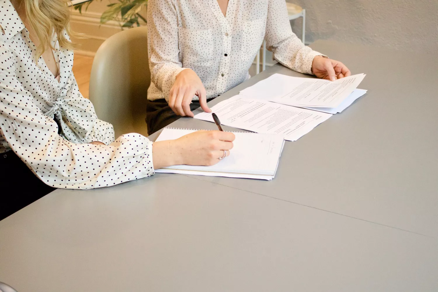Dos personas revisan unos documentos / UNSPLASH Dos personas revisan unos documentos / UNSPLASH