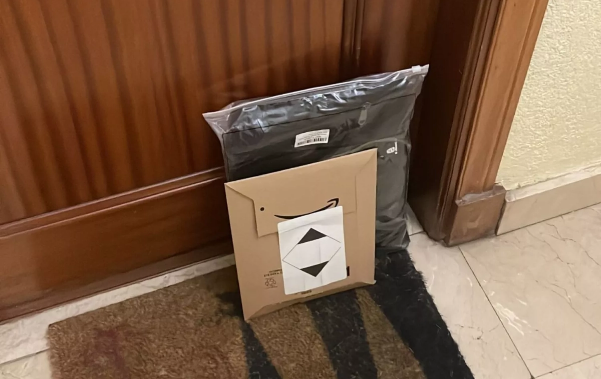 Un paquete de Amazon en la puerta de una casa / CG