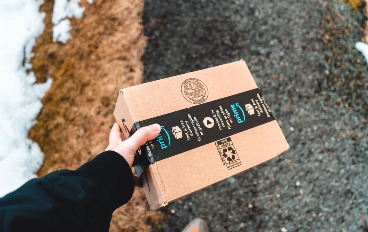 Un repartidor con un paquete de Amazon que regala un descuento de 15 euros / PEXELS Un repartidor con un paquete de Amazon que regala un descuento de 15 euros / PEXELS