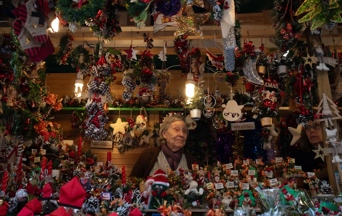 Una mujer en una parada del mercado navideño de Santa Llúcia, en Barcelona / DAVID ZORRAKINO