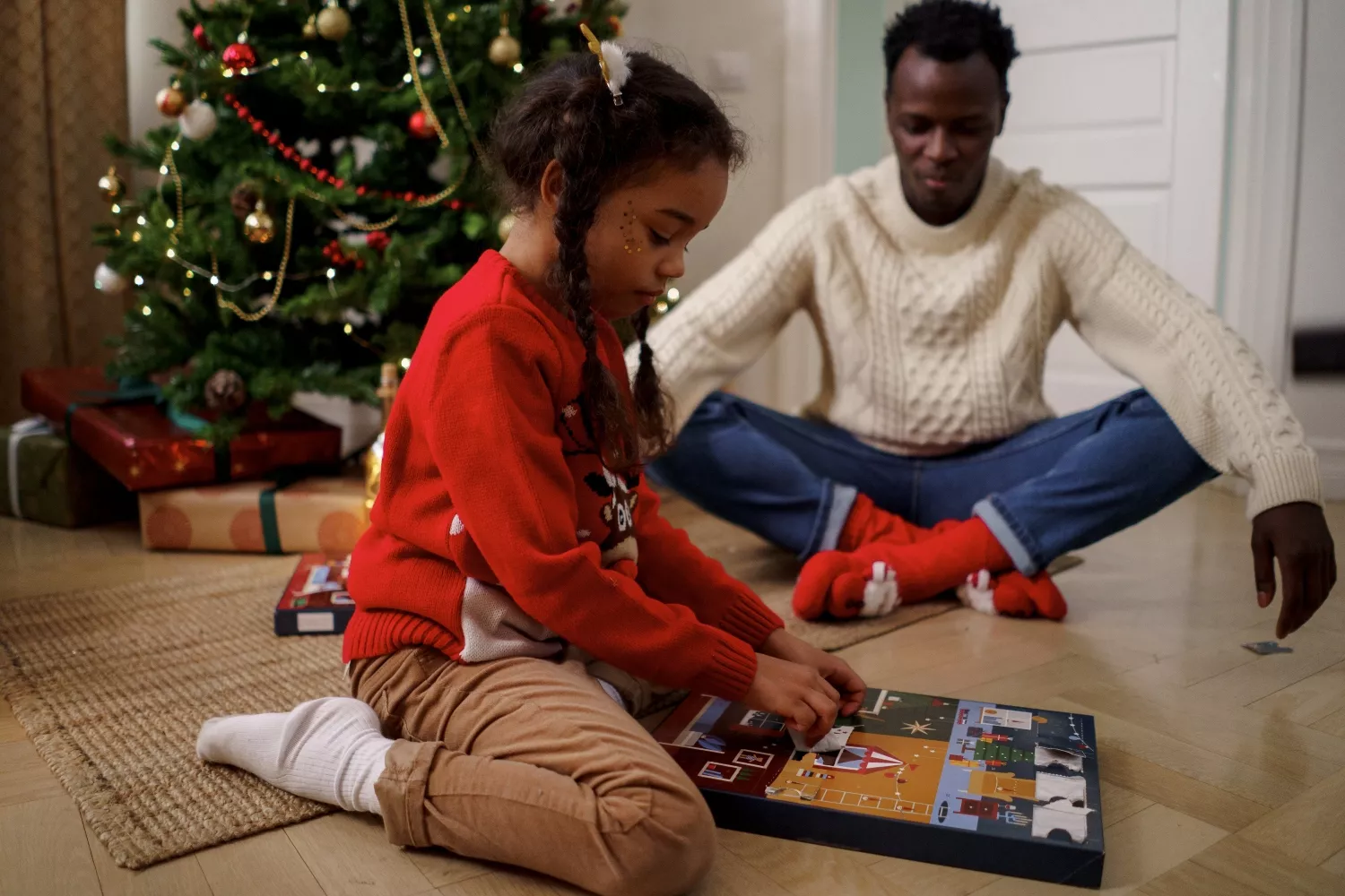 Un padre y su hija abren un calendario de Adviento / PEXELS Un padre y su hija abren un calendario de Adviento / PEXELS