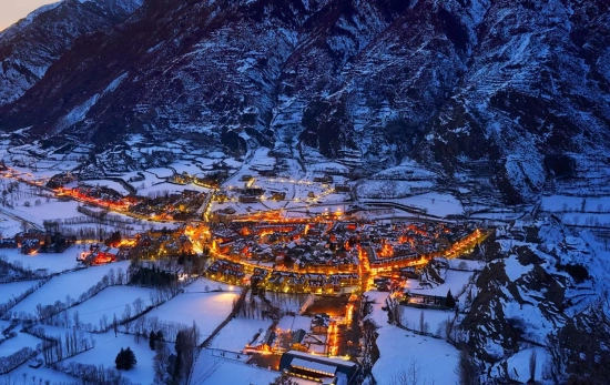 Cerler, el pueblo más alto del pirineo aragonés, al anochecer / APARTAMENTOS BENASQUE Cerler, el pueblo más alto del pirineo aragonés, al anochecer / APARTAMENTOS BENASQUE
