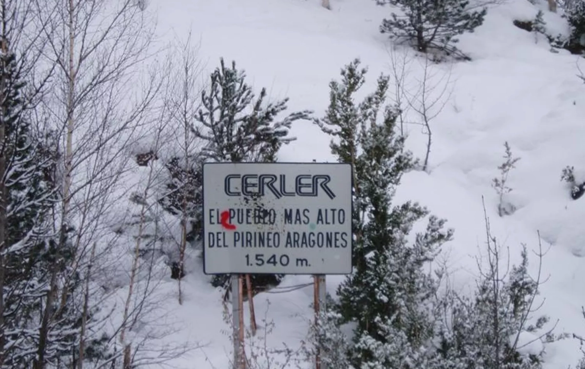 El letrero de Cerler, el pueblo más alto del pirineo aragonés