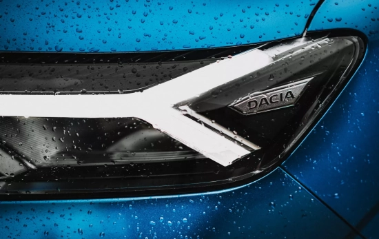 Faro de un coche Dacia / UNSPLASH Faro de un coche Dacia / UNSPLASH