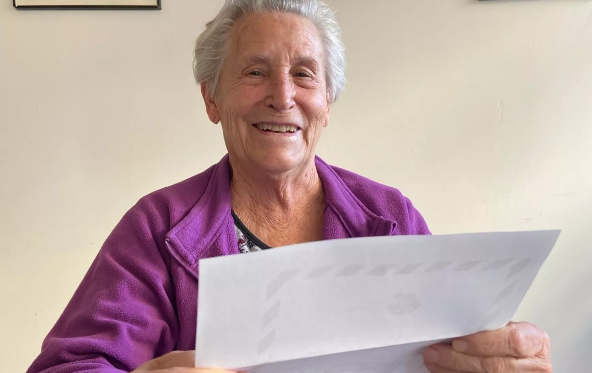 Una anciana recibe una felicitación gracias a Carta Para Un Abuelo   FOTOS CEDIDAS