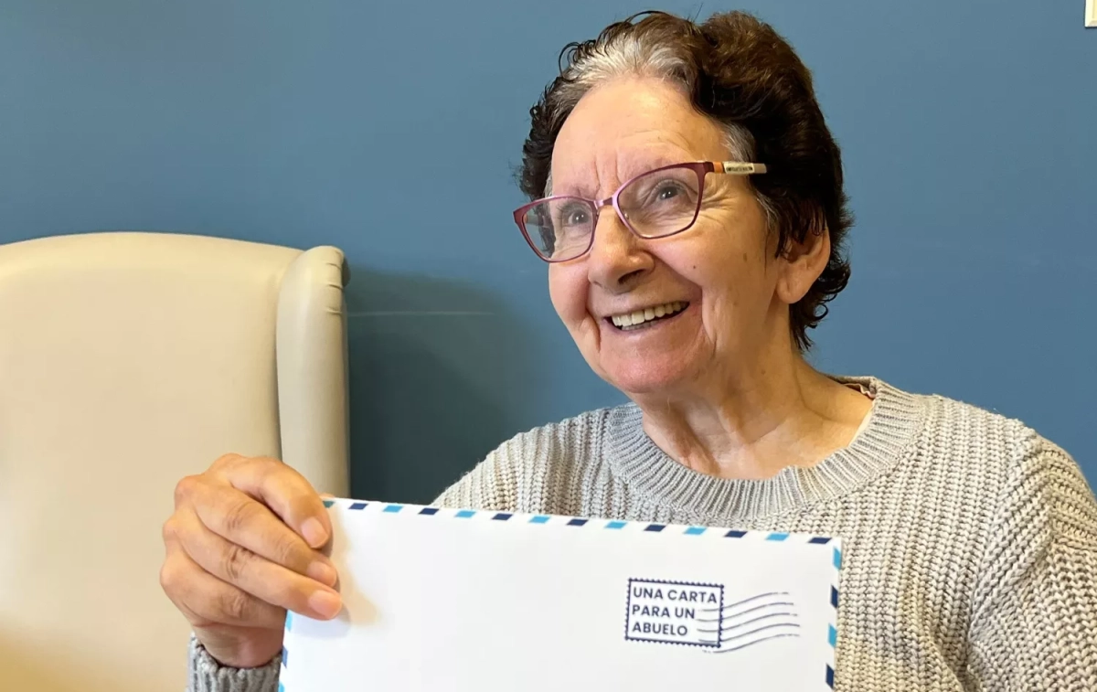 Una anciana recibe una felicitación gracias a Carta Para Un Abuelo   FOTOS CEDIDAS (1)