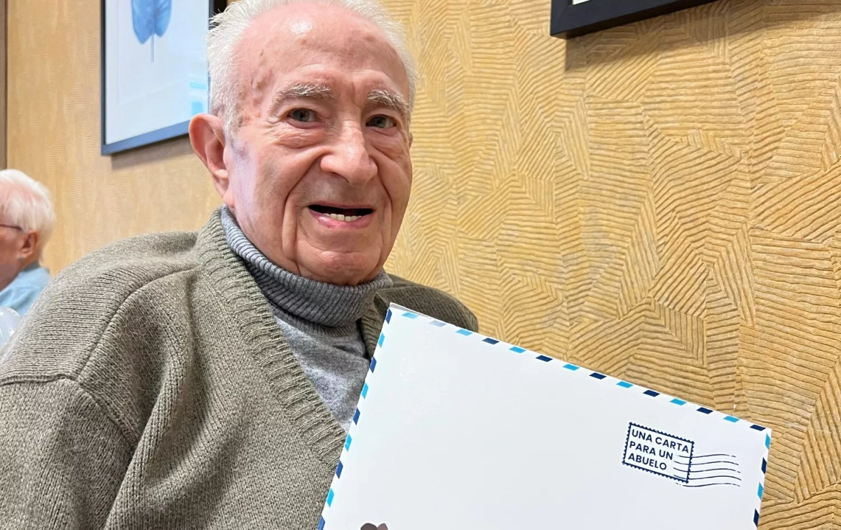Una persona mayor recibe una felicitación gracias a 'Carta Para Un Abuelo' / FOTOS CEDIDAS Una persona mayor recibe una felicitación gracias a 'Carta Para Un Abuelo' / FOTOS CEDIDAS