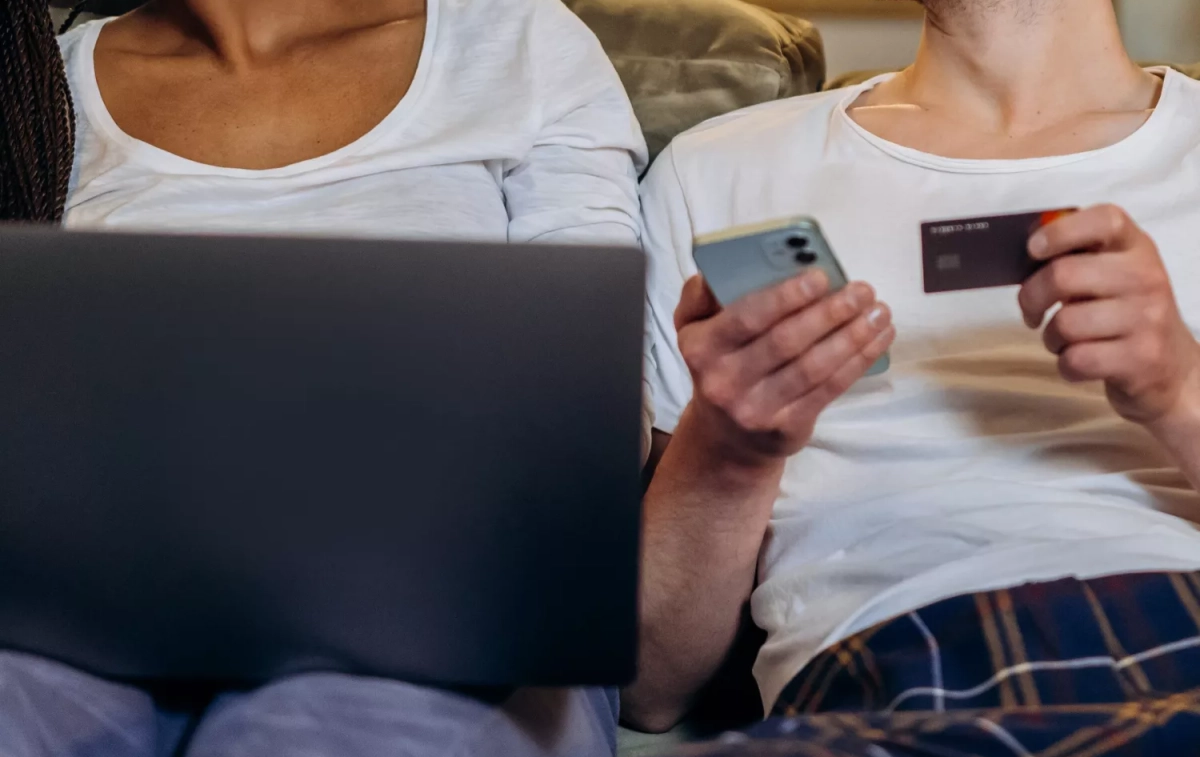 Una pareja hace una compra online / PEXELS Una pareja hace una compra online / PEXELS