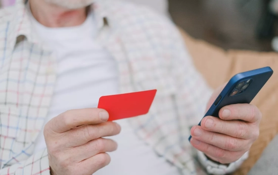 Una persona consulta la app de su banco / PEXELS Una persona consulta la app de su banco / PEXELS