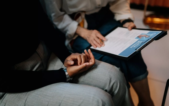 Dos personas revisan un CV / PEXELS Dos personas revisan un CV / PEXELS