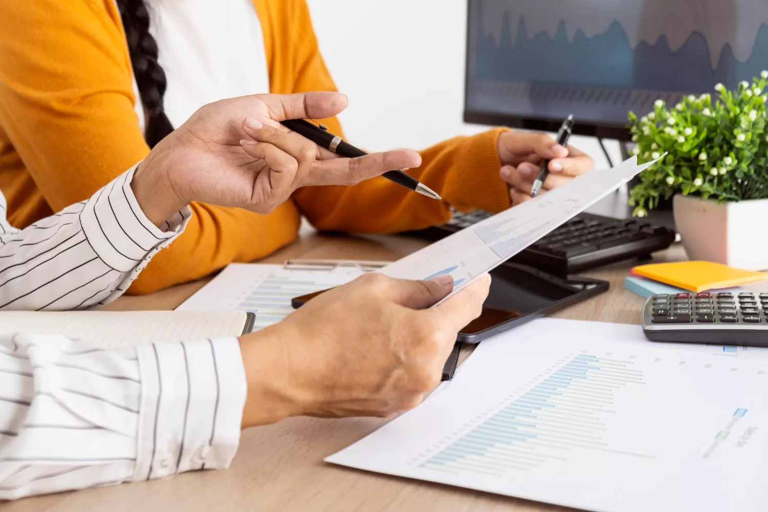 Dos propietarios de viviendas preparan su declaración de Hacienda / FREEPIK