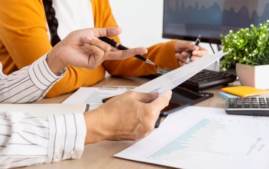Dos propietarios de viviendas preparan su declaración de Hacienda / FREEPIK Dos propietarios de viviendas preparan su declaración de Hacienda / FREEPIK
