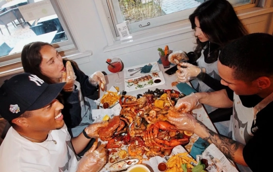 Un grupo de amigos comiendo/ WOWCRAB Un grupo de amigos comiendo/ WOWCRAB