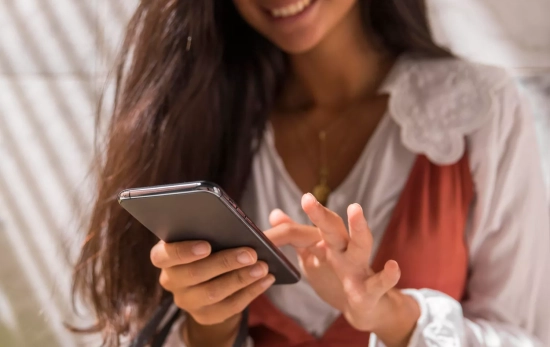 Una chica entra a comprar online / FREEPIK