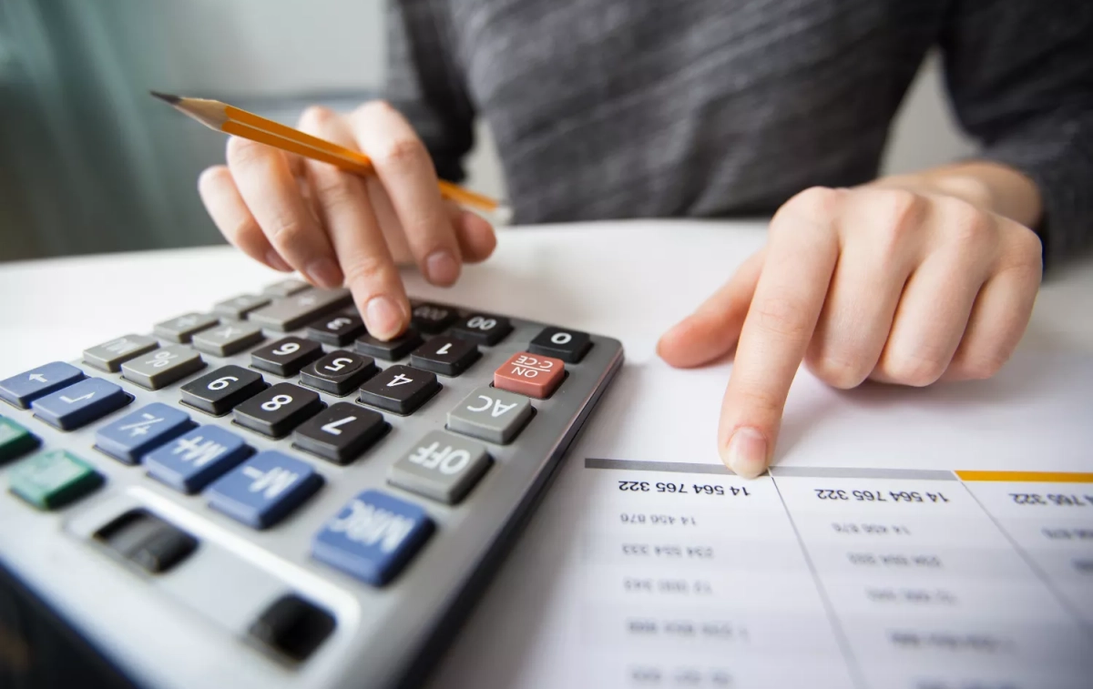 Una persona calcula si le conviene renegociar las condiciones de su hipoteca / FREEPIK Una persona calcula si le conviene renegociar las condiciones de su hipoteca / FREEPIK