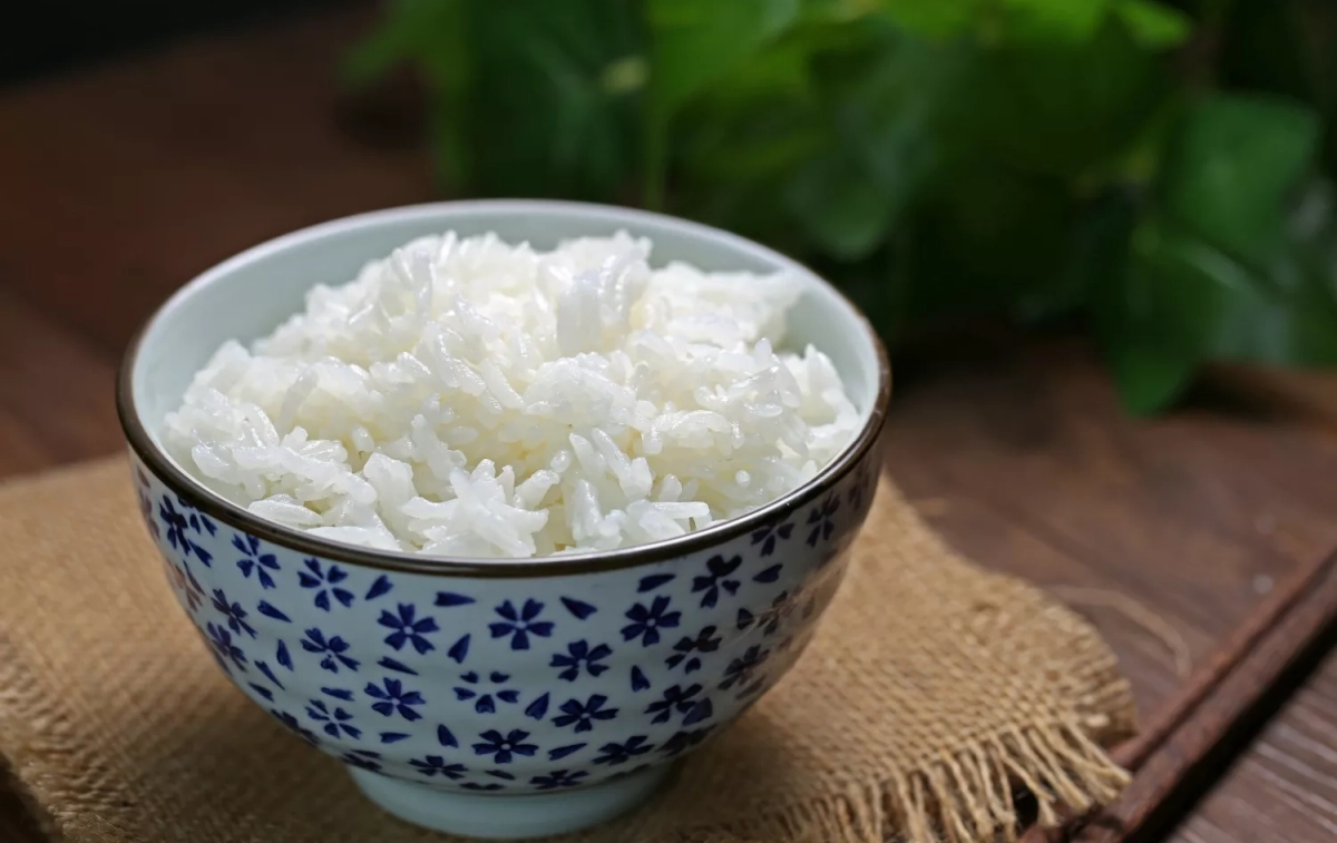 Un tazón con arroz blanco / FREEPIK
