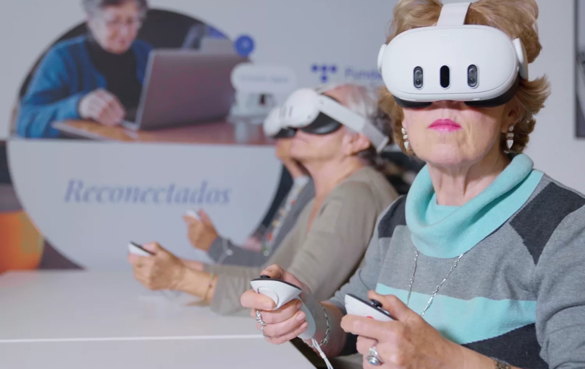 Una mujer con unas gafas de realidad virtual / TELEFÓNICA