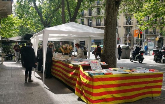 La parada de Sant Jordi de la Papelería Librería Lamas / CG La parada de Sant Jordi de la Papelería Librería Lamas / CG