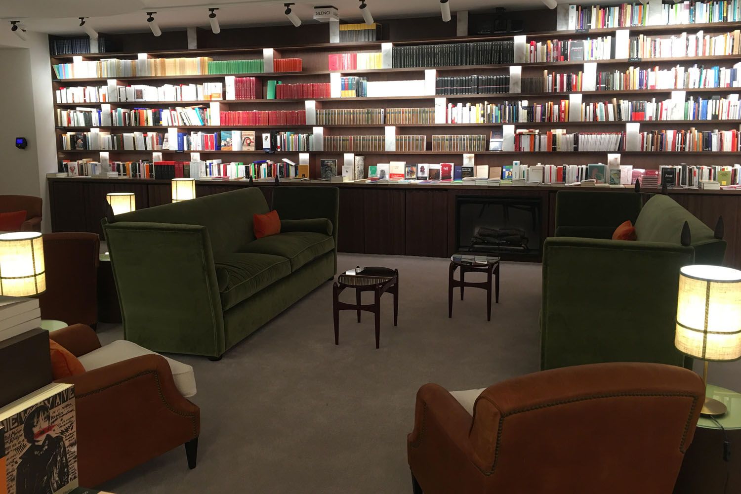 La zona de sofás y chimenea de la librería Finestres de la calle Diputación 249