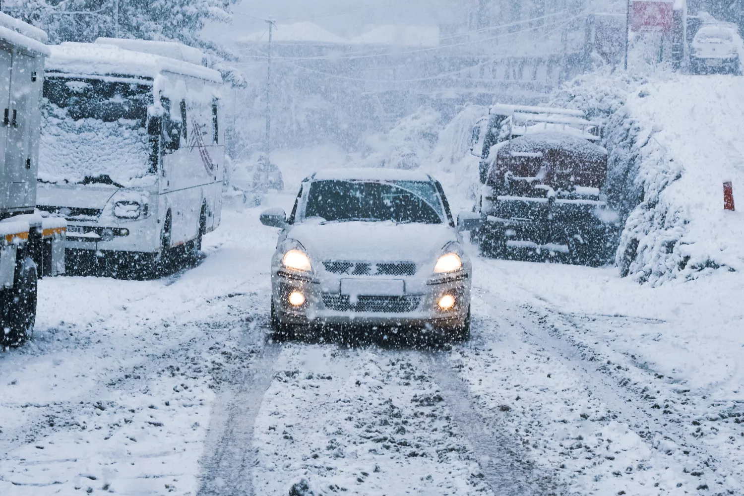 Un coche en la nieve / PEXELS