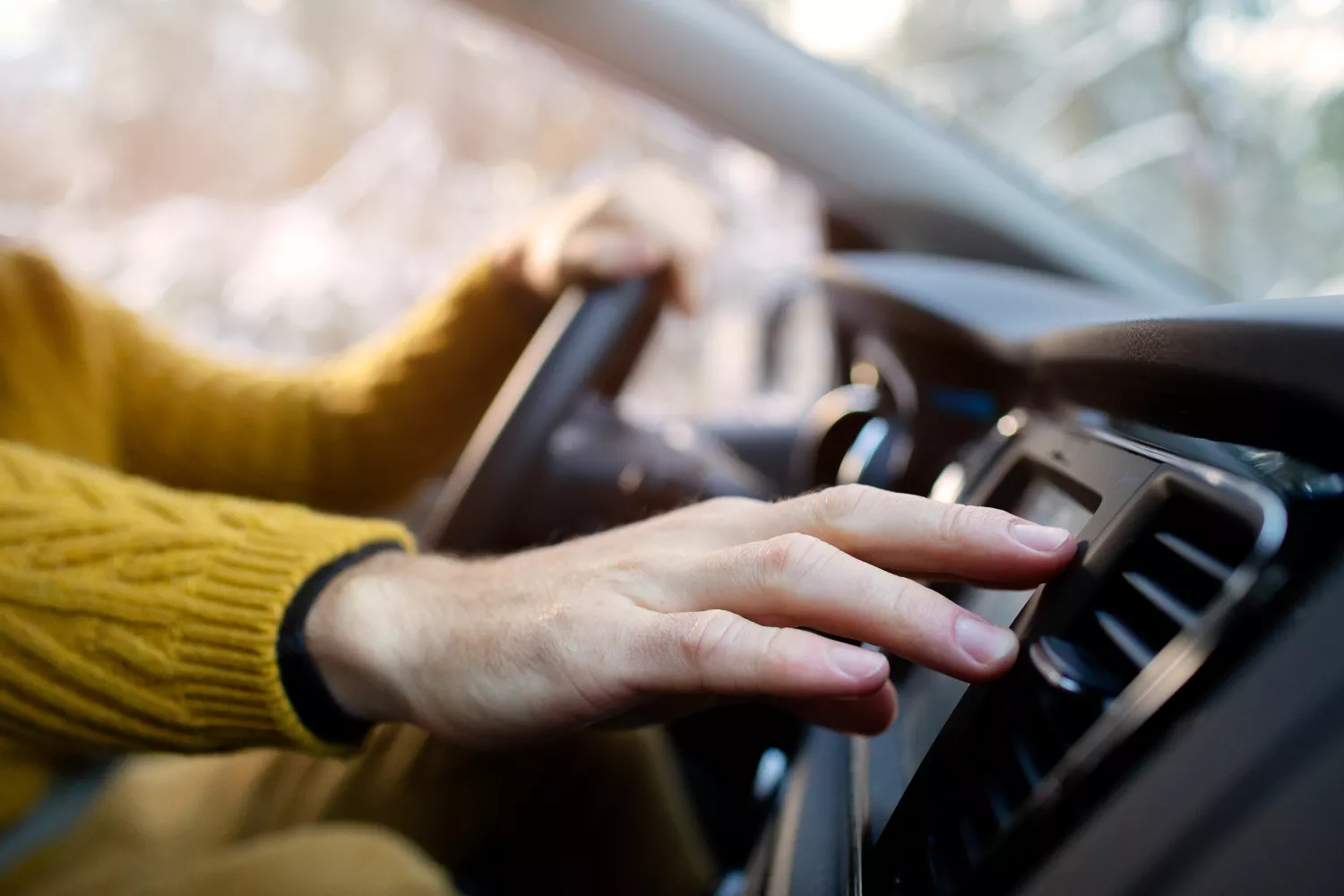 Una persona calienta el interior de su coche / FREEPIK