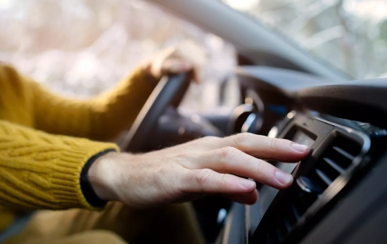 Una persona calienta el interior de su coche / FREEPIK Una persona calienta el interior de su coche / FREEPIK