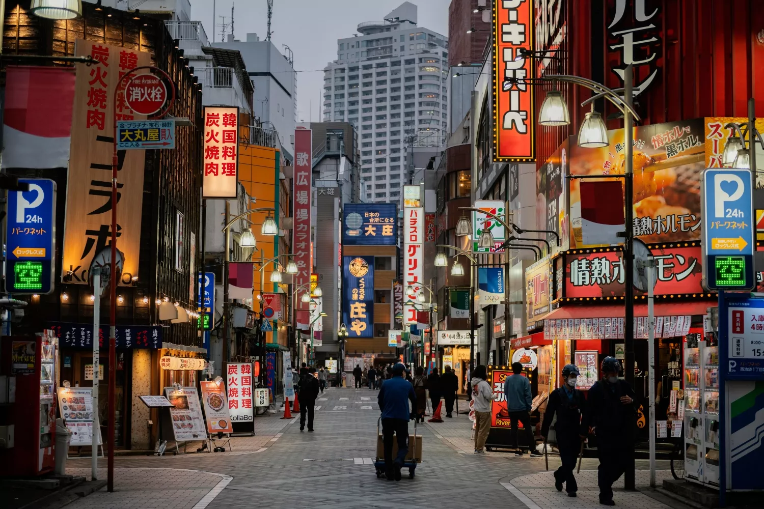 Una calle de Tokio, ciudad a la que se podrá viajar desde Madrid con Iberia / FREEPIK Una calle de Tokio, ciudad a la que se podrá viajar desde Madrid con Iberia / FREEPIK