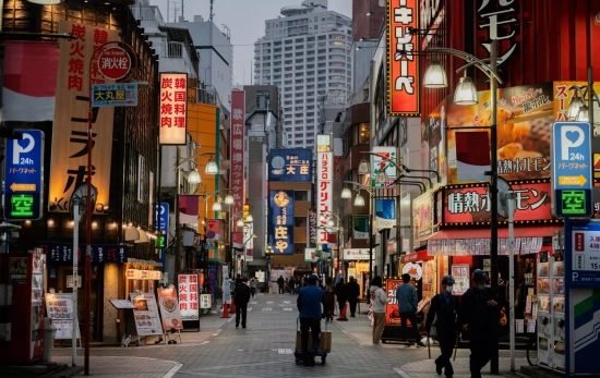 Una calle de Tokio, ciudad a la que se podrá viajar desde Madrid en Otoño por un módico precio/ FREEPIK Una calle de Tokio, ciudad a la que se podrá viajar desde Madrid en Otoño por un módico precio/ FREEPIK