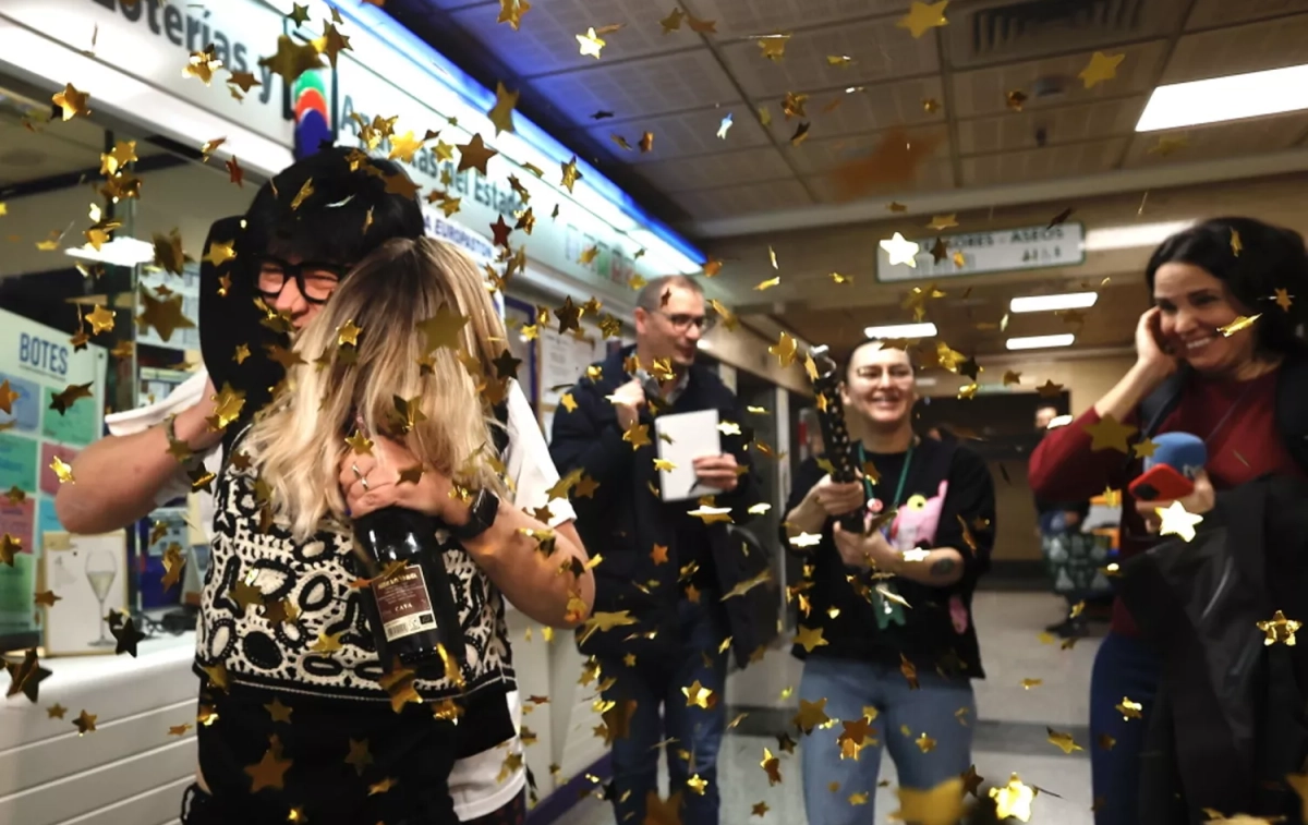Una pareja celebra un premio de la Lotería de Navidad / EP Una pareja celebra un premio de la Lotería de Navidad / EP