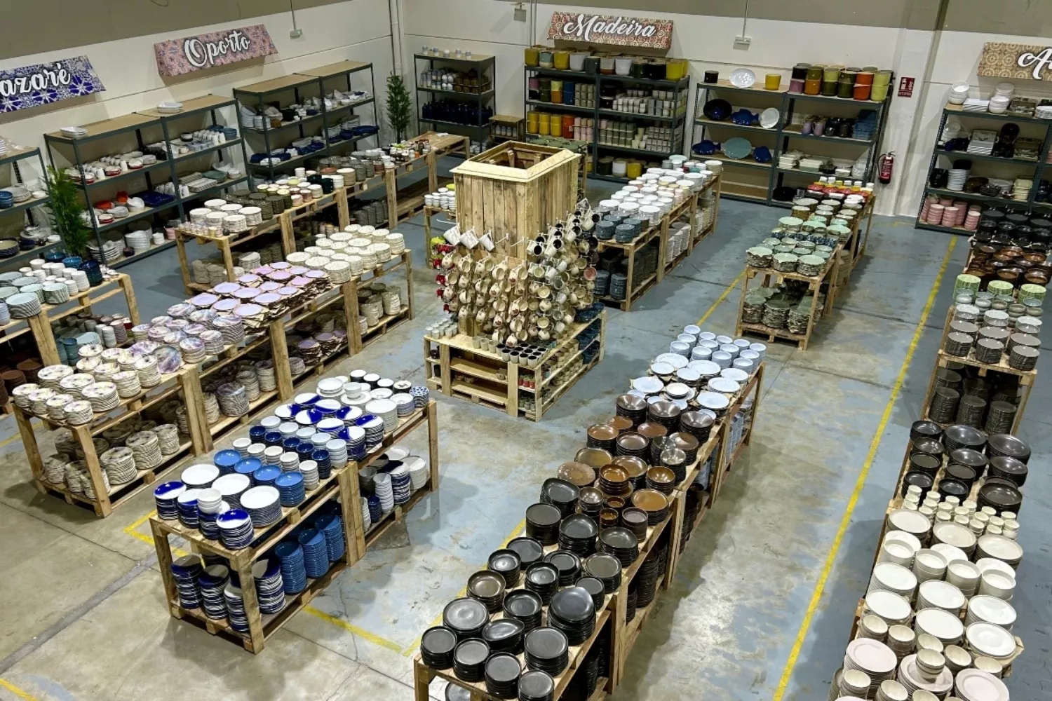 A Mercadoría, el outlet de vajilla barata que arrasa en ventas, en Sevilla / A MERCADORIA
