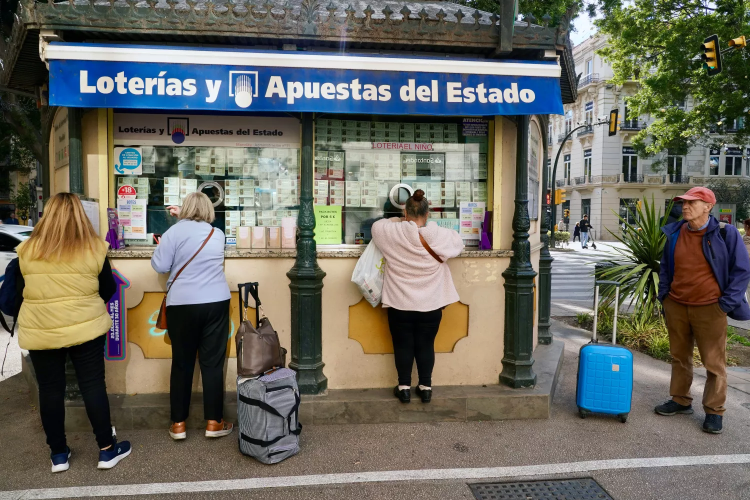 Varias personas compran décimos de Lotería para el sorteo de Navidad / EUROPA PRESS - ALEX ZEA Varias personas compran décimos de Lotería para el sorteo de Navidad / EUROPA PRESS - ALEX ZEA