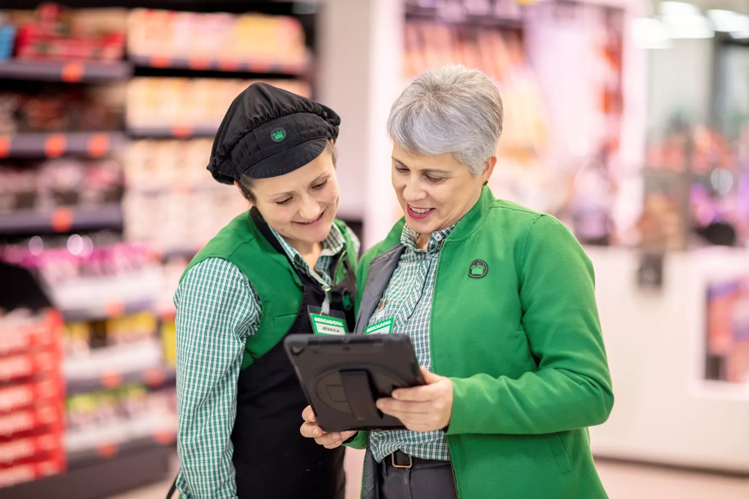 Dos empleadas de Mercadona consultan las existencias de una infusión / MERCADONA