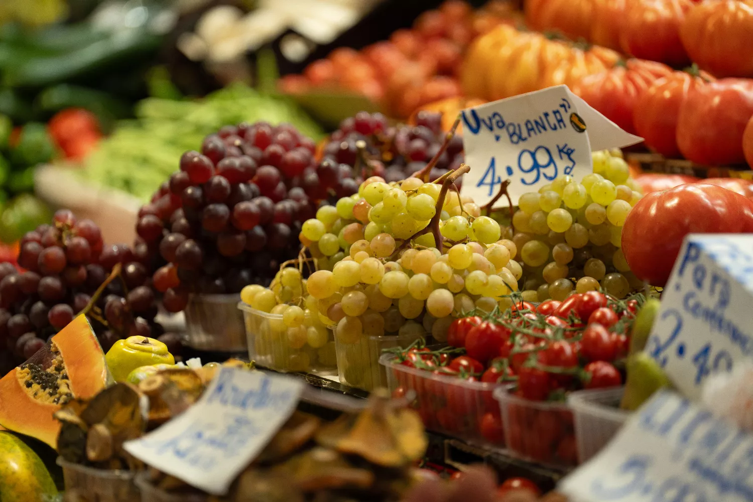 Precio de las uvas en el puesto de un mercado / EUROPA PRESS - DAVID ZORRAKINO