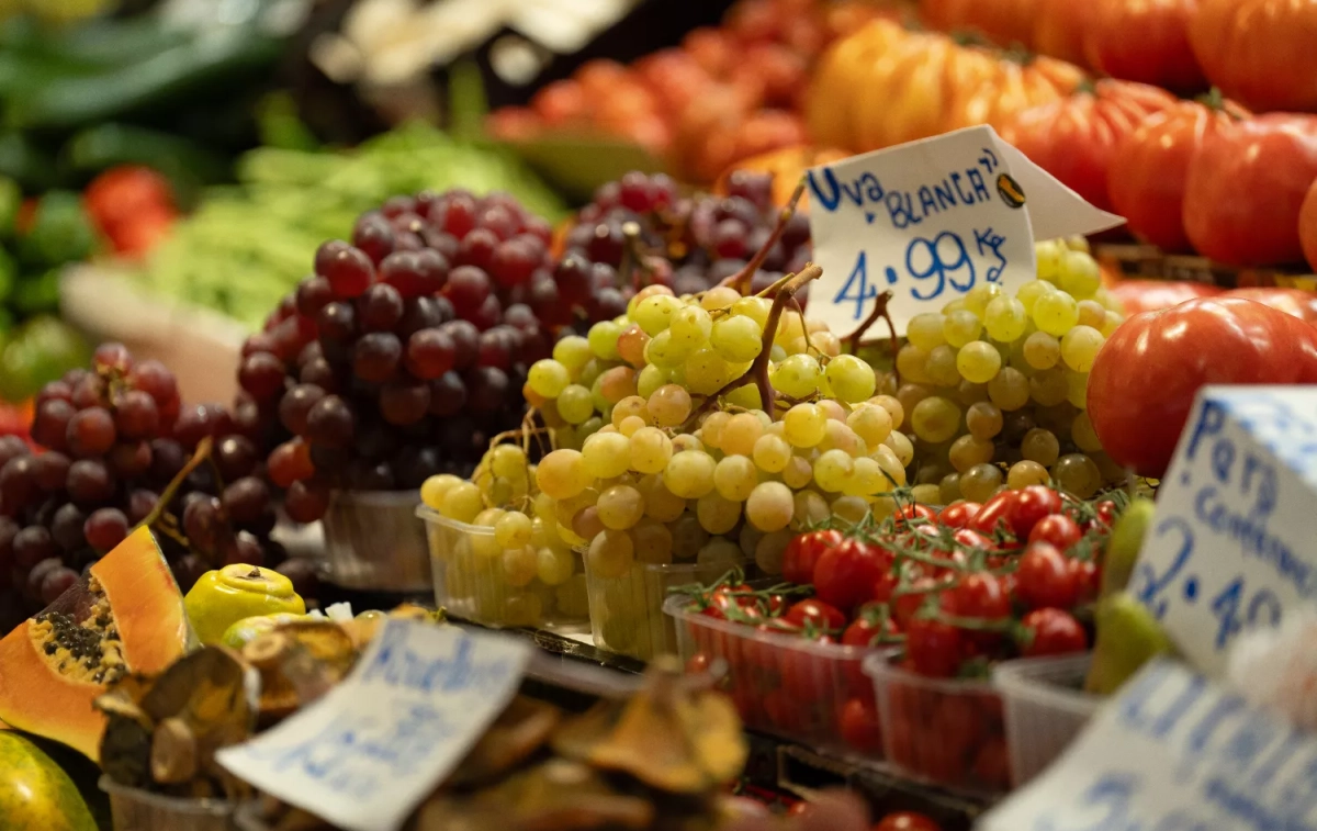 Precio de las uvas en el puesto de un mercado / EUROPA PRESS - DAVID ZORRAKINO Precio de las uvas en el puesto de un mercado / EUROPA PRESS - DAVID ZORRAKINO
