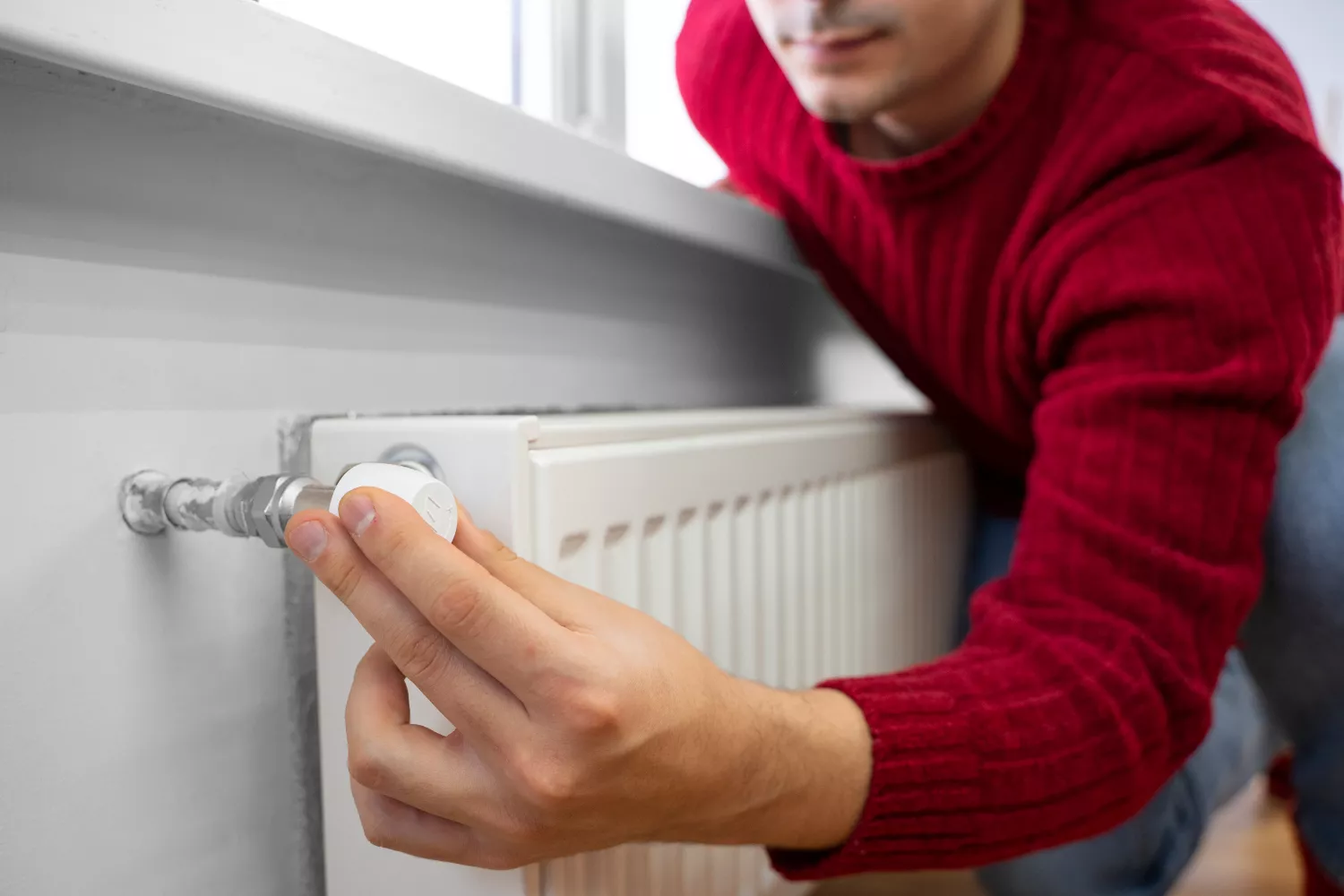 Una persona pone la calefacción a la hora más barata de la luz / FREEPIK
