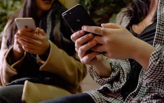 Dos personas con sus teléfonos / PEXELS Dos personas con sus teléfonos / PEXELS