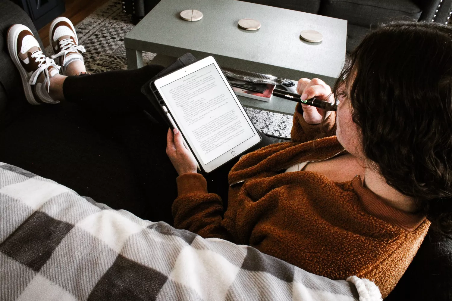 Una persona lee un documento de Scribd en su tablet / UNSPLASH Una persona lee un documento de Scribd en su tablet / UNSPLASH